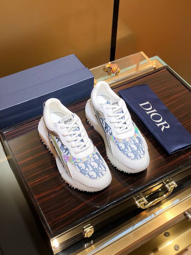 商品名称：Dior 迪奥 正规码数: 38-44 休闲鞋 商品材料：精选 牛皮鞋面，柔软羊皮内里；原厂大底。